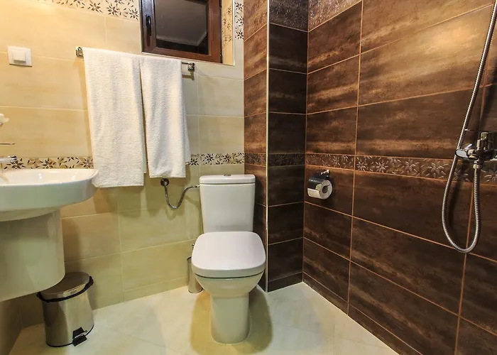 никол Хотел