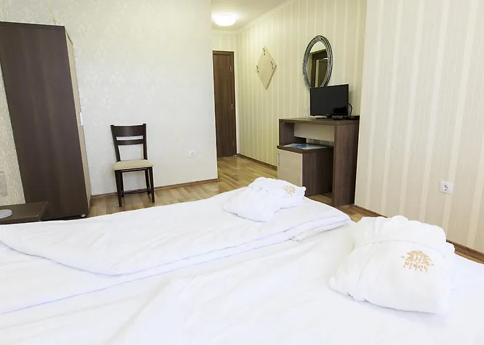 никол Долна баня